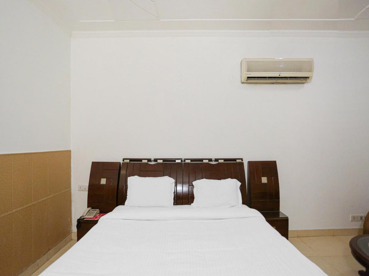 Oyo Townhouse 823 Green Leaf غورغاون المظهر الخارجي الصورة