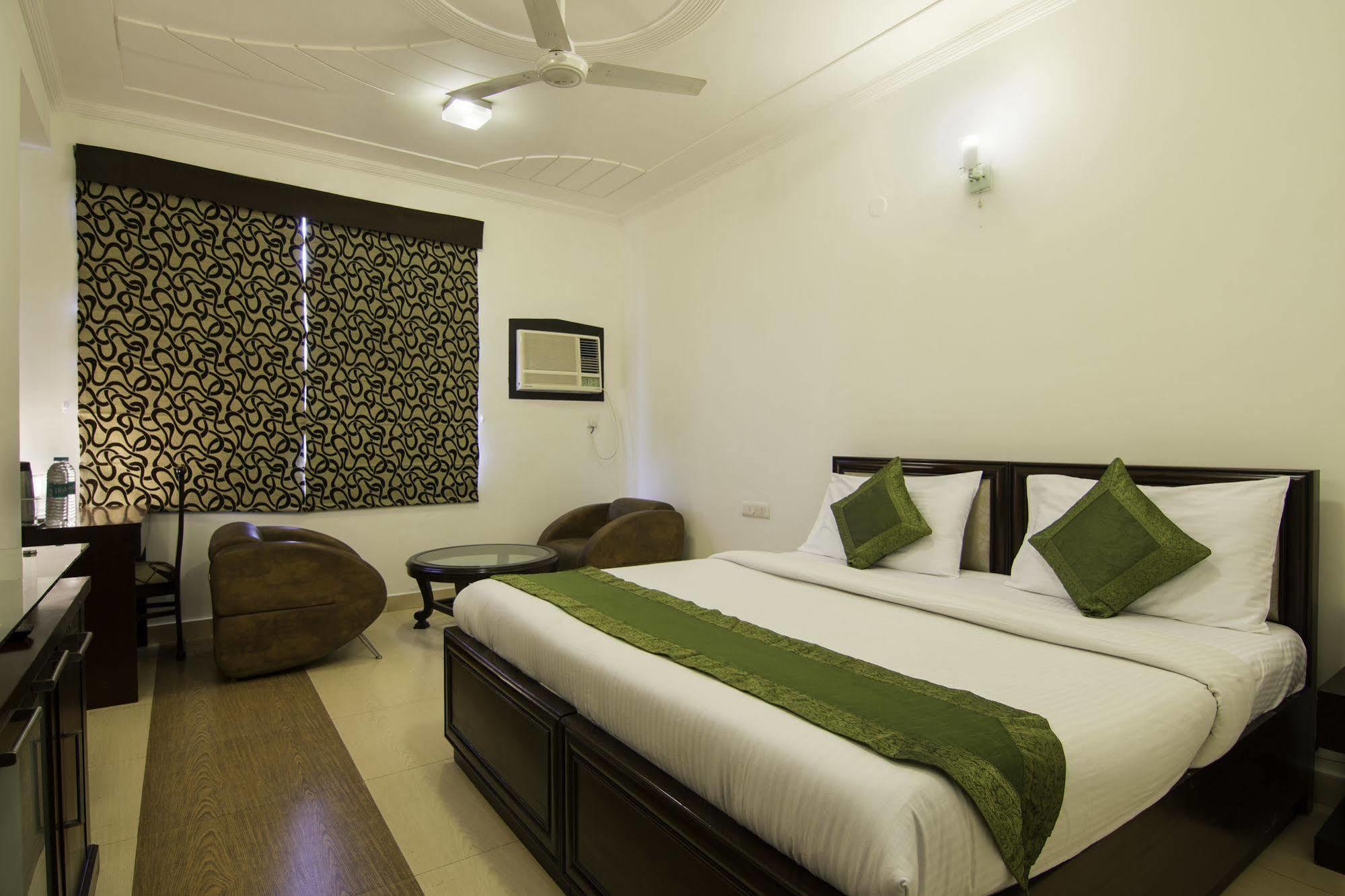 Oyo Townhouse 823 Green Leaf غورغاون المظهر الخارجي الصورة