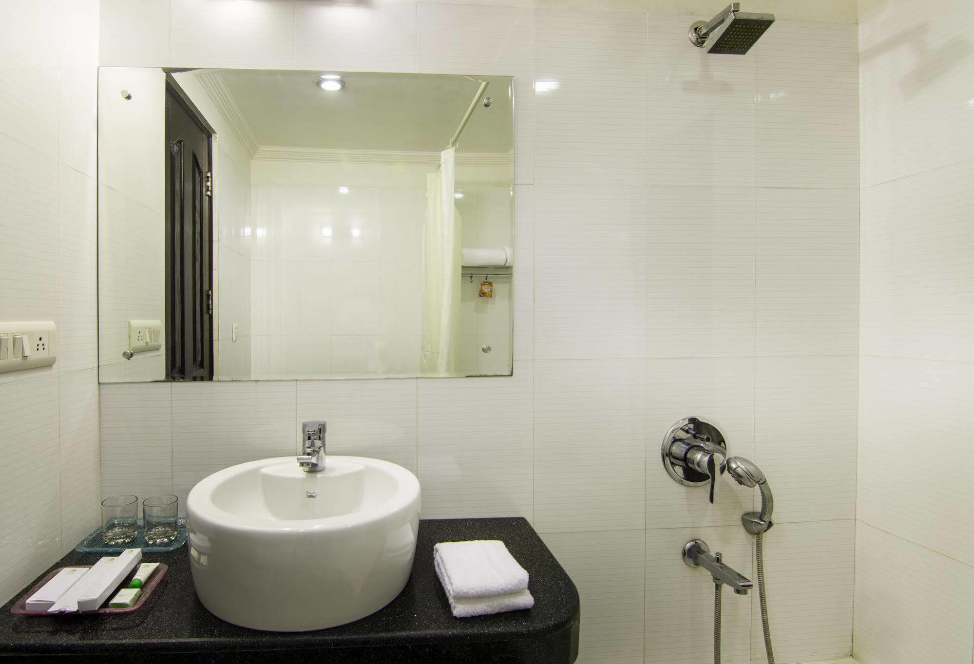 Oyo Townhouse 823 Green Leaf غورغاون المظهر الخارجي الصورة