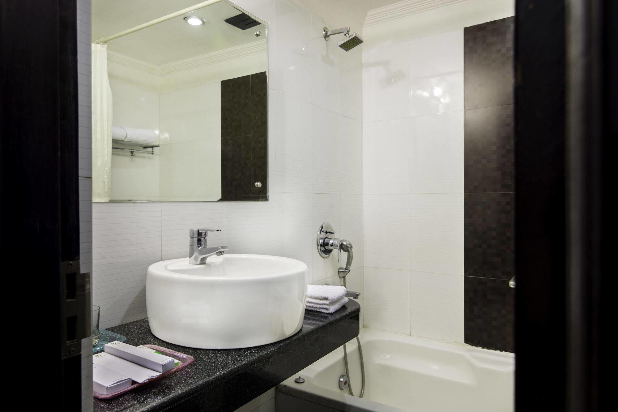 Oyo Townhouse 823 Green Leaf غورغاون المظهر الخارجي الصورة
