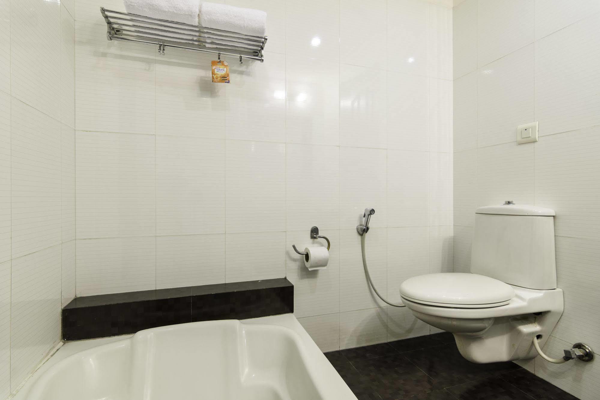 Oyo Townhouse 823 Green Leaf غورغاون المظهر الخارجي الصورة