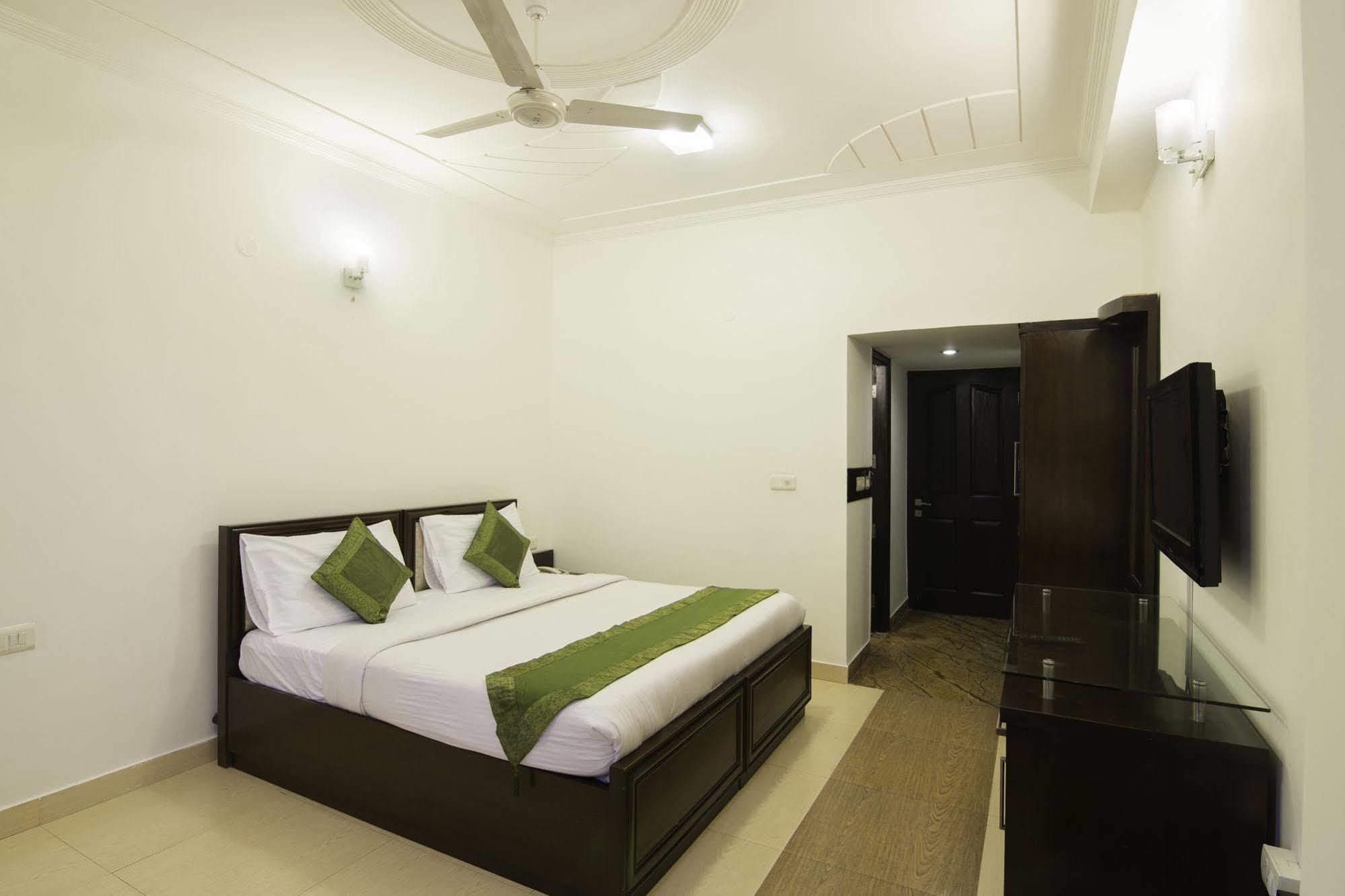 Oyo Townhouse 823 Green Leaf غورغاون المظهر الخارجي الصورة