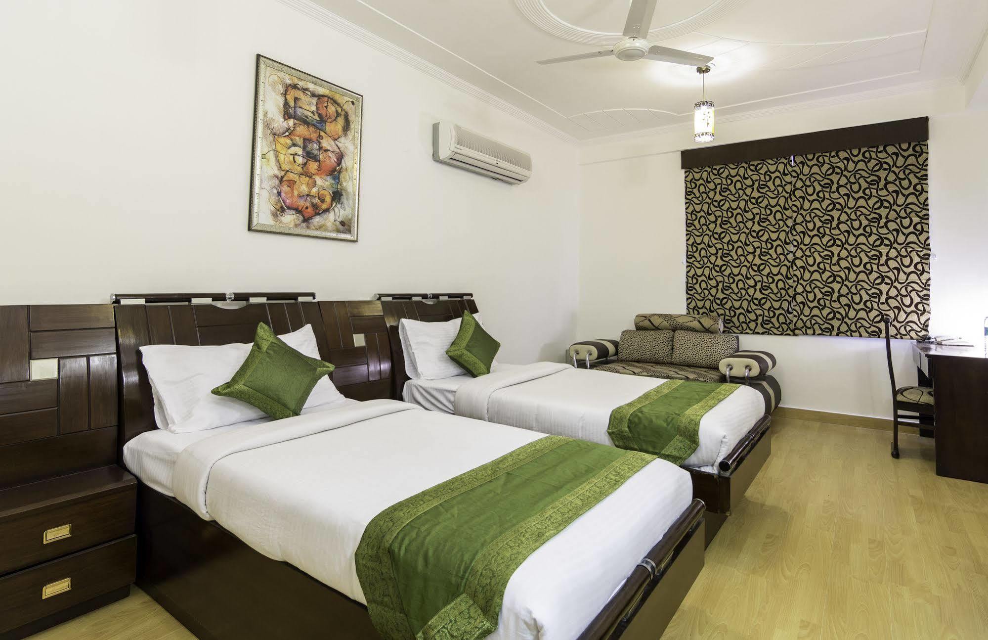 Oyo Townhouse 823 Green Leaf غورغاون المظهر الخارجي الصورة